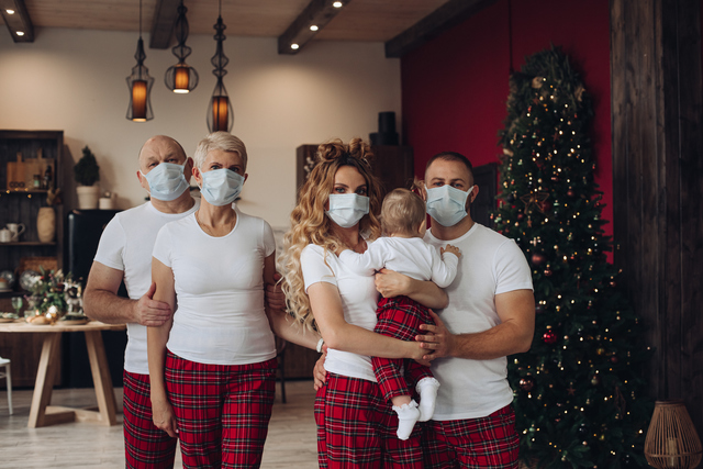 Família comemora Natal de máscara