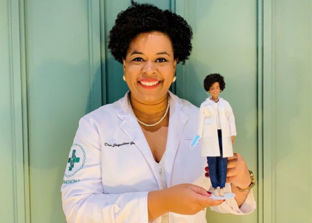 Mattel lança Barbie inspirada na cientista brasileira Dra. Jaqueline Goes