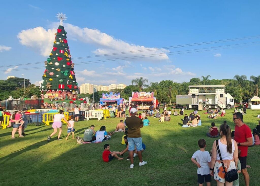 Família no Parque estende horário até às 21h no Villa Lobos com atrações de lazer em frente à Árvore de Natal de São Paulo
