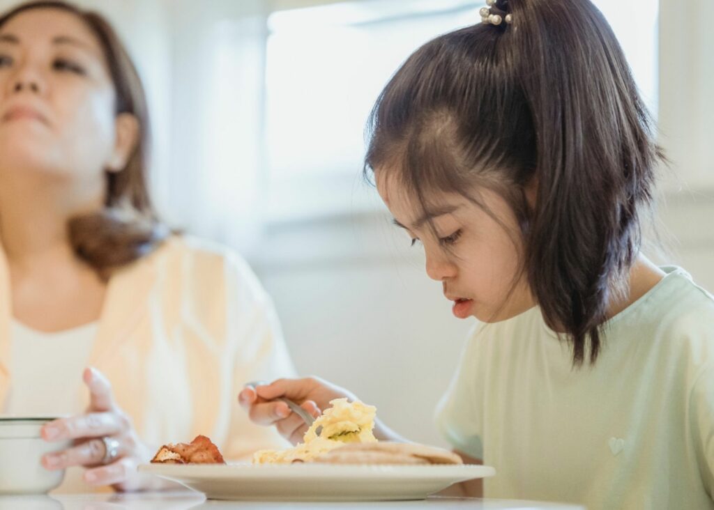 Síndrome de Down: entenda os desafios da alimentação na infância