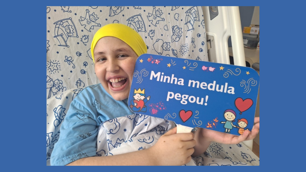 Arthur após transplante de medula óssea segura placa com a mensagem “Minha medula pegou!”