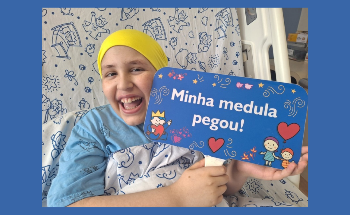 Arthur após transplante de medula óssea segura placa com a mensagem “Minha medula pegou!”