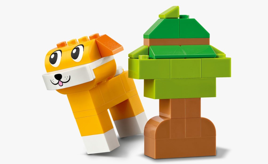 Cachorro e árvore construídos com peças LEGO® no LEGO PET DAY CARE