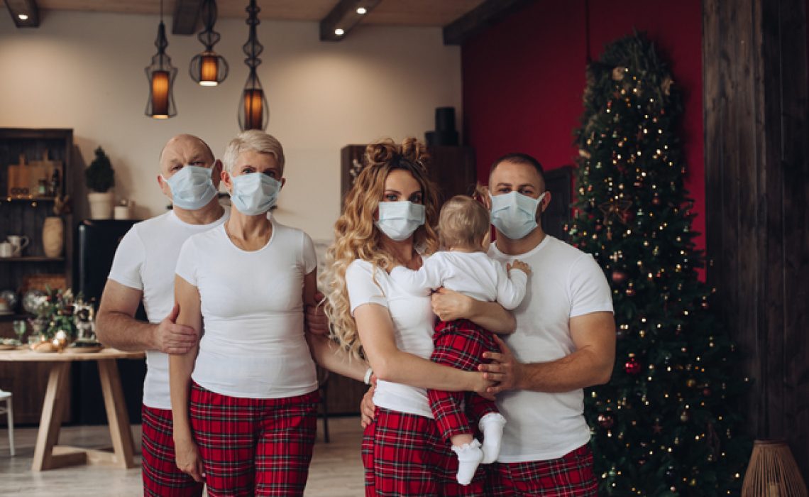 Família comemora Natal de máscara